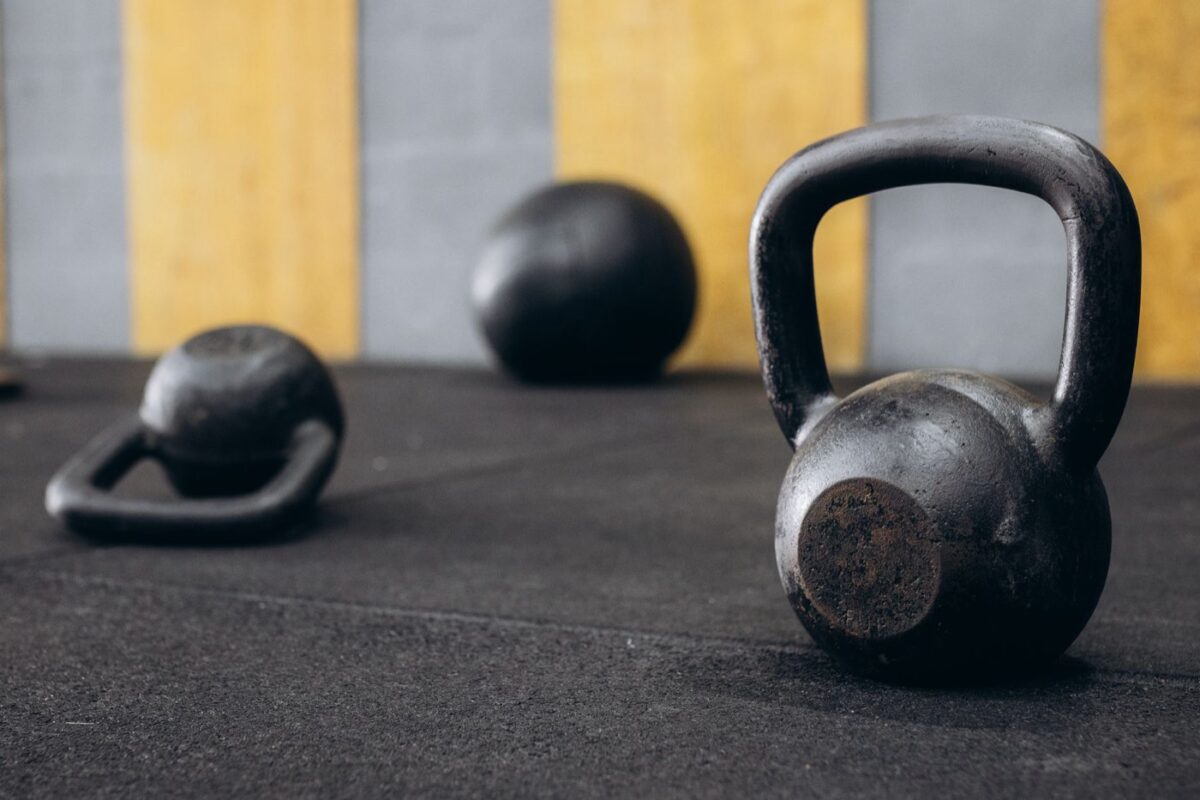 Kettlebell ou haltères : quel choix pour prendre de la force