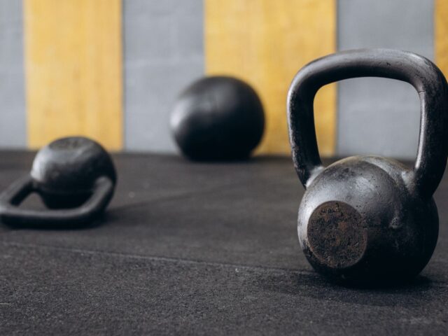 Kettlebell ou haltères : quel choix pour prendre de la force