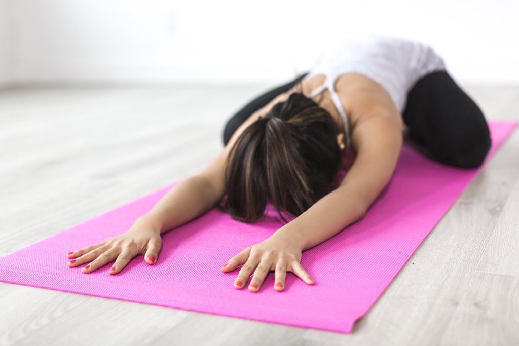 Comparatif tapis de yoga antidérapant vs amortissant